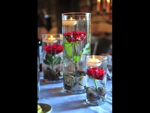 Centros de mesa con velas y flores para boda