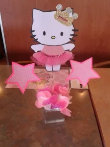 centros-de-mesa-de-hello-kitty-para-fiestas-infantiles