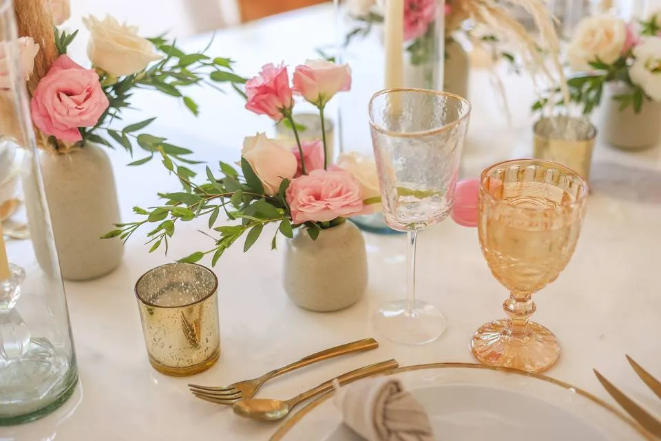 Cómo decorar las mesas de tu boda: grandes ideas que las harán